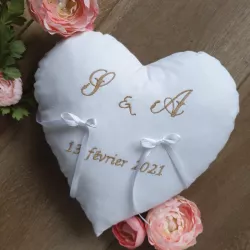 Coussin de mariage en forme de cœur personnalisé