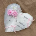 Coussin de mariage rose poudré et gris perle en forme de cœur