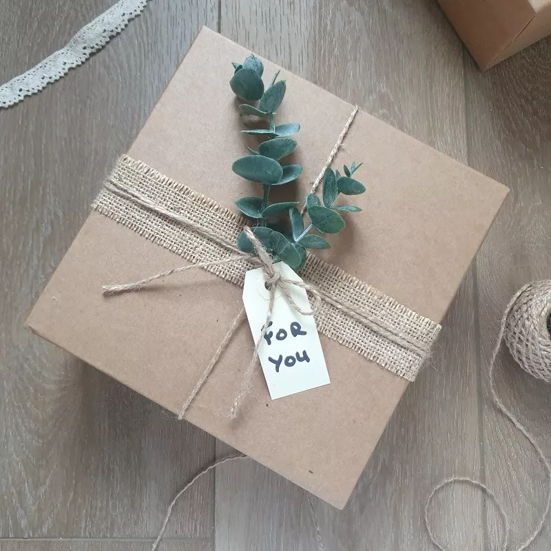 Boite cadeau décor eucalyptus et dentelle