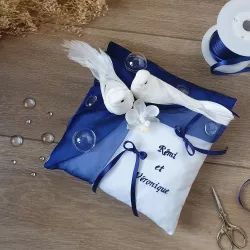 Coussin de mariage bleu marine et blanc