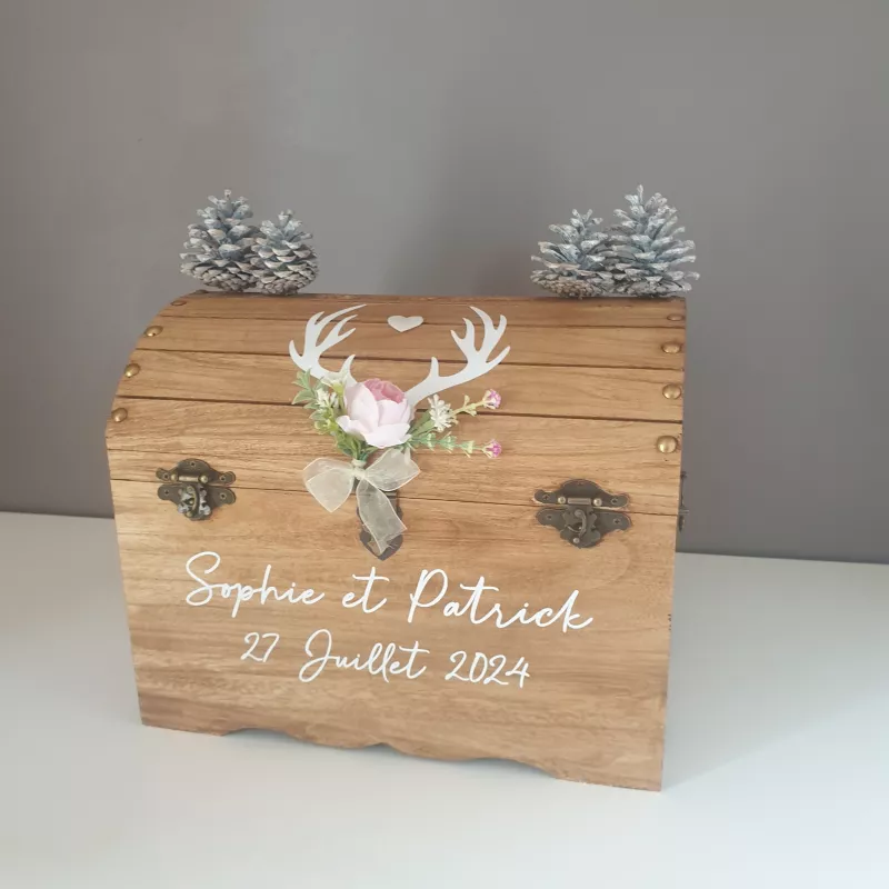 Urne coffre bois décor mariage en forêt