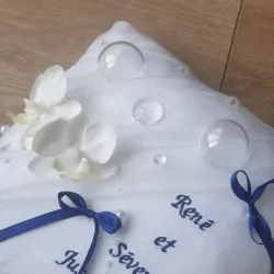 Coussin mariage bulle et orchidee bleu roi Saperlipopette Créations