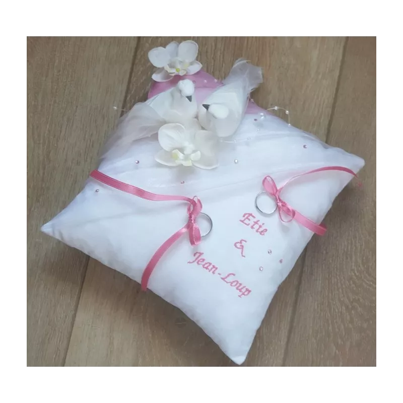 coussin alliances romantique rose et blanc