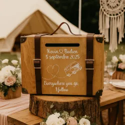 Urne en forme de valise personnalisée, réalisée en bois avec sangles simili cuir et poignée