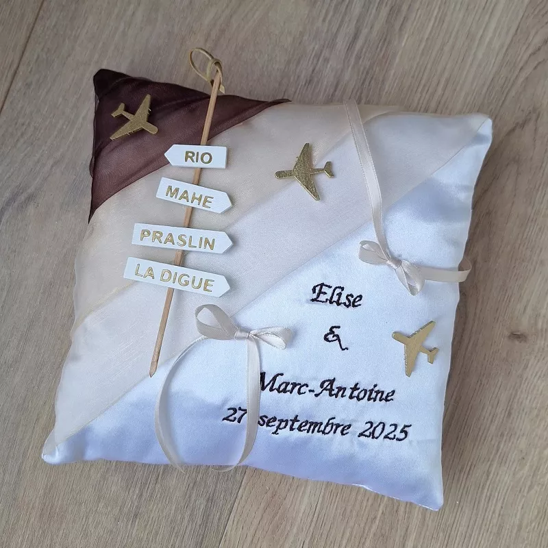 Coussin de mariage thème voyage couleur sable et or, personnalisé