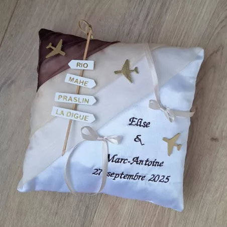 Coussin de mariage thème voyage couleur sable et or, personnalisé
