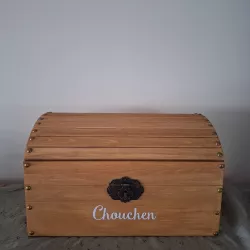 Coffre pirate en bois personnalisé par Saperlipopette Créations