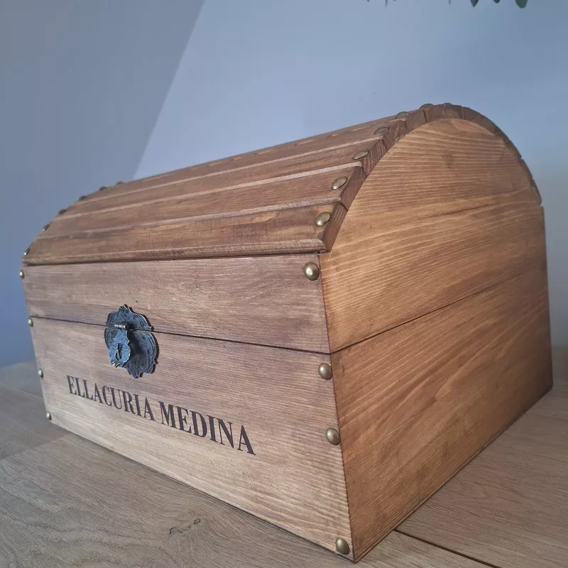 Coffre pirate en bois personnalisé par Saperlipopette Créations