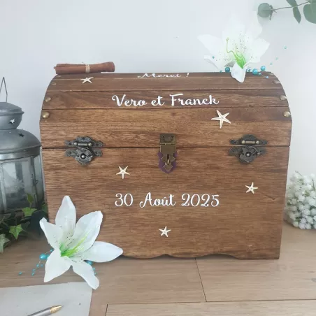 Urne coffre bois décor lys et étoile de mer, personnalisée avec prénoms et date de cérémonie