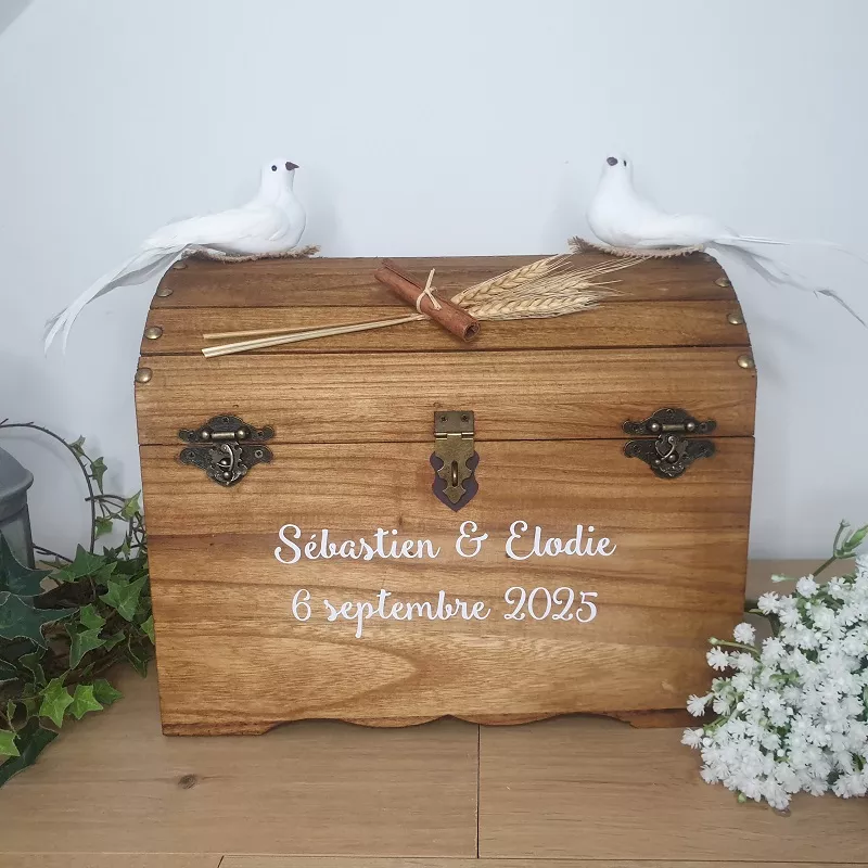 Urne coffre romantique décor colombes, personnalisée par Saperlipopette