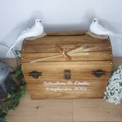 Urne coffre romantique décor colombes, personnalisée par Saperlipopette