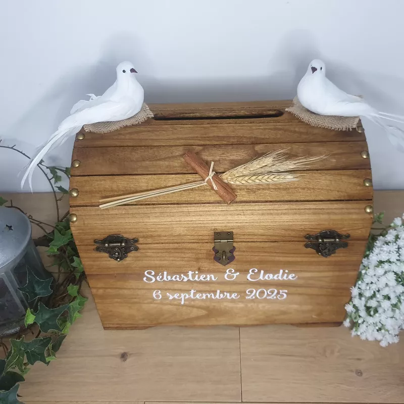 Urne coffre romantique décor colombes, personnalisée par Saperlipopette