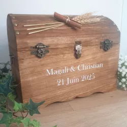 Urne en forme de coffre bois personnalisée avec prénoms et date de cérémonie