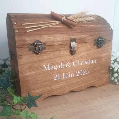 Urne en forme de coffre bois personnalisée avec prénoms et date de cérémonie