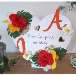 Urne en forme de coeur avec fleurs hibiscus rouge et jaune pour une cérémonie thème tropical, personnalisée