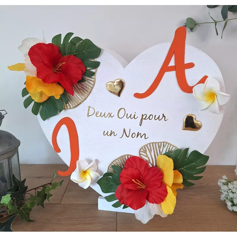 Urne en forme de coeur avec fleurs hibiscus rouge et jaune pour une cérémonie thème tropical, personnalisée