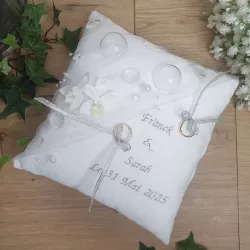 Coussin porte alliances blanc et argent personnalisé, décor bulles et orchidées
