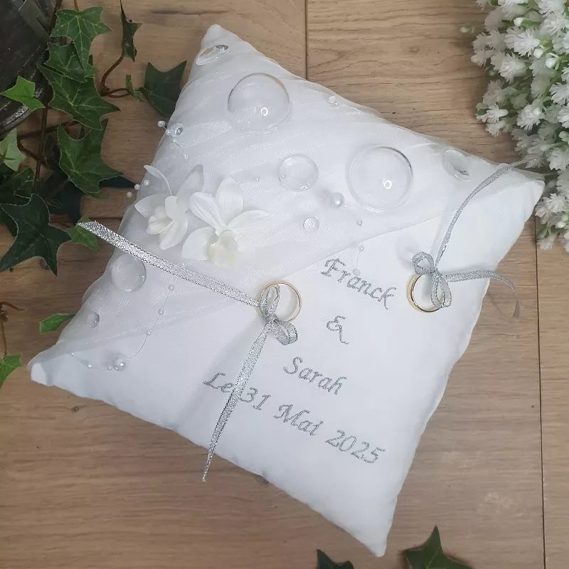 Coussin porte alliances blanc et argent personnalisé, décor bulles et orchidées