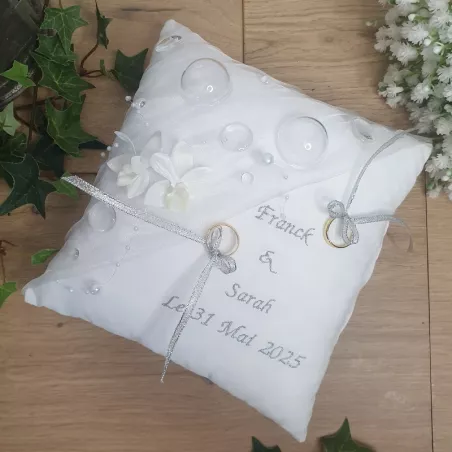 Coussin porte alliances blanc et argent personnalisé, décor bulles et orchidées