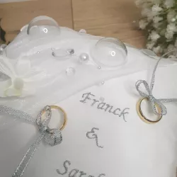 Coussin d'alliances blanc brodé argent décor bulle et orchidée