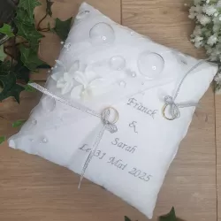 Coussin d'alliances blanc et argent personnalisé