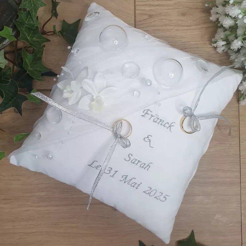 Coussin d'alliances blanc et argent personnalisé
