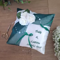 Coussin satin blanc avec organza vert émeraude et décor roses blanche, brodé aux prénoms et date de l'événement