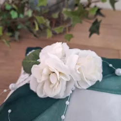 Coussin satin blanc avec organza vert émeraude et décor roses blanche, brodé aux prénoms et date de l'événement