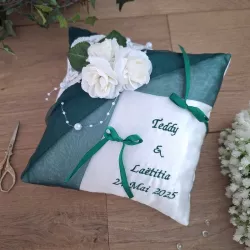 Coussin satin blanc avec organza vert émeraude et décor roses blanche, brodé aux prénoms et date de l'événement