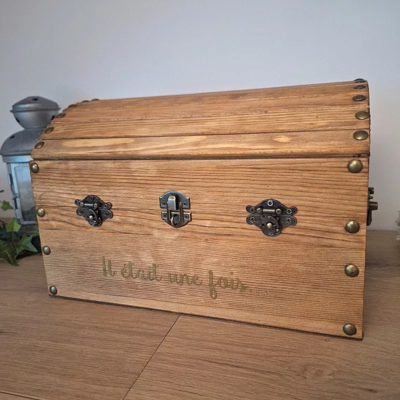 Grand coffre bois avec clous, poignées métal et ferrure pour cadenas