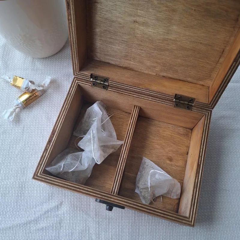 Boite à thé présentée ouverte