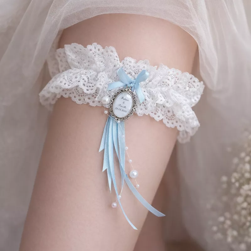 Jarretière mariée bleue ciel médaillon personnalisée  Saperlipopette