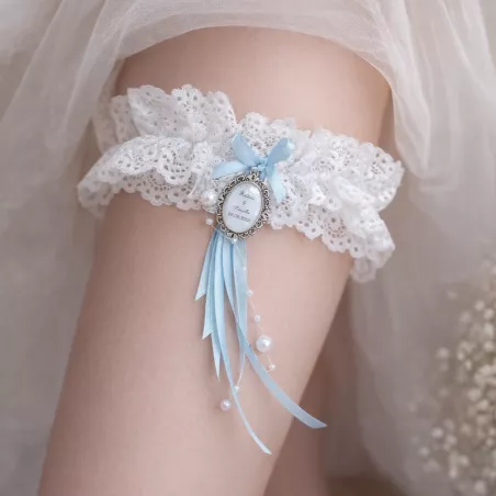 Jarretière mariée bleue ciel médaillon personnalisée  Saperlipopette