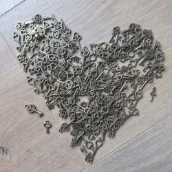 plein de petites clés en forme de coeur